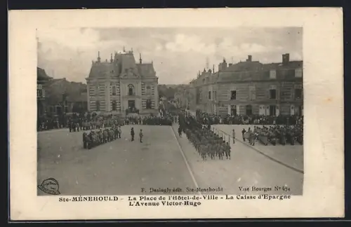 AK Ste-Ménehould, La Place de l`Hôtel-de-Ville avec la Caisse d`Épargne et l`Avenue Victor-Hugo