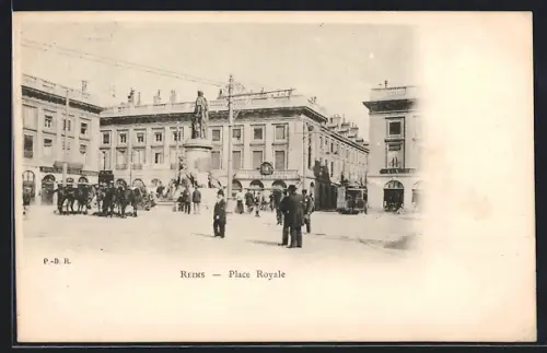 AK Reims, Place Royale avec statue et passants
