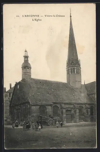 AK Vienne-le-Château, L`Église avec ses flèches imposantes et la place animée
