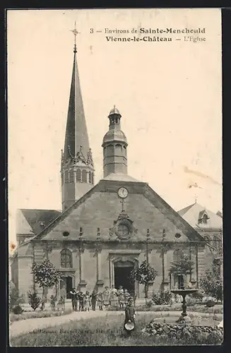 AK Vienne-le-Château, L`Église et la place animée devant l`entrée