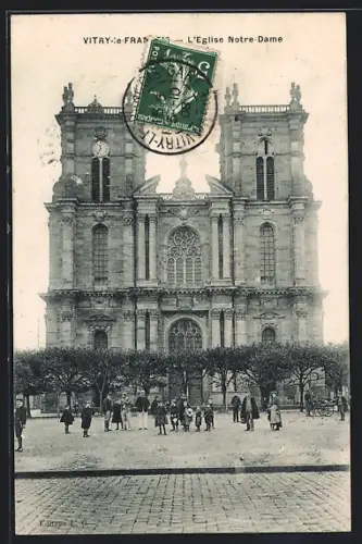 AK Vitry-le-Francois, L`Église Notre-Dame et la place animée