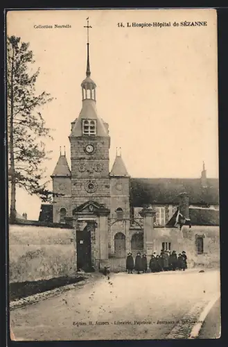 AK Sézanne, L`Hospice-Hôpital de Sézanne avec groupe de personnes devant l`entrée