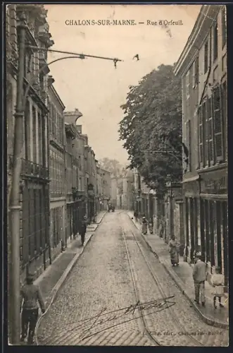 AK Châlons-sur-Marne, Rue d`Orfeuil avec passants et rails de tramway