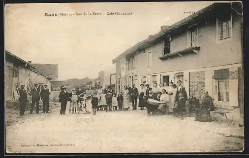 AK Hans /Marne, Rue de la Barre, Café Guillaume avec des villageois rassemblés