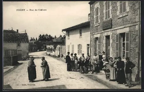AK Pogny, Rue de Châlons animée avec des villageois discutant devant les maisons