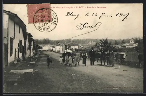 AK Blacy, Rue de la Pentecôte avec habitants et maisons rurales