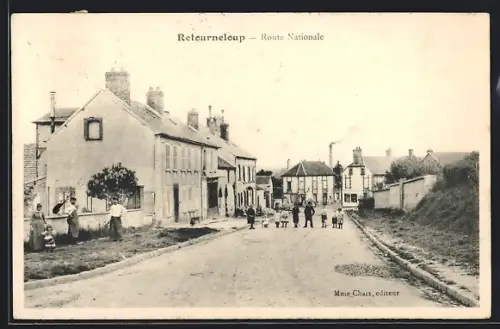 AK Retourneloup, Route Nationale animée avec villageois et maisons