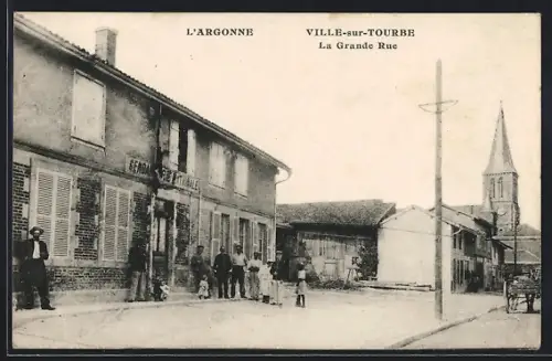 AK Ville-sur-Tourbe /Argonne, La Grande Rue avec habitants et église en arrière-plan