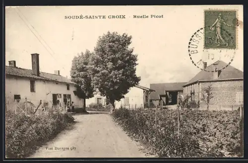 AK Soudé-Sainte-Croix, Ruelle Picot avec bâtiments et grand arbre au centre du village