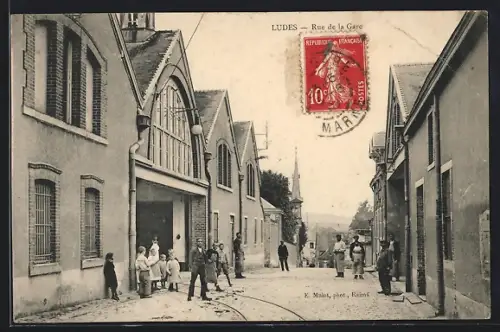 AK Ludes, Rue de la Gare animée avec habitants et bâtiments industriels