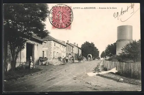 AK Givry-en-Argonne, Avenue de la Gare animée avec passants et charrette