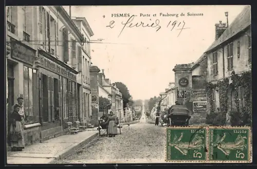 AK Fismes, Porte et Faubourg de Soissons, rue animée avec passants et charrette