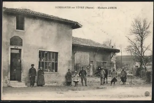 AK Dommarti sur Yèvre, Marne, Maison Janin avec habitants devant la facade