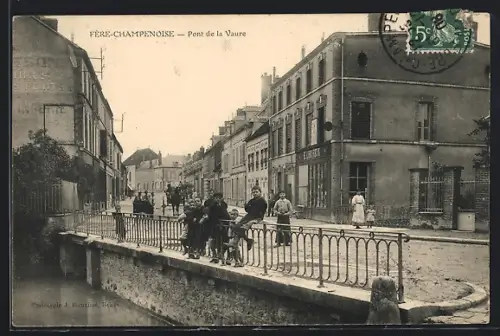 AK Fère-Champenoise, Pont de la Vaure avec habitants sur le pont