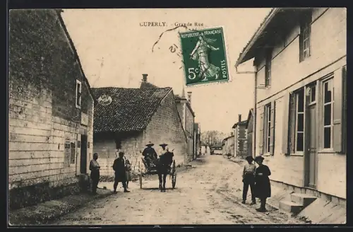AK Cuperly, Grande Rue avec habitants et calèche en scène rurale