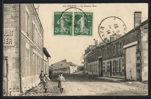 AK La Cheppe, La Grande Rue avec passants et bâtiments alignés