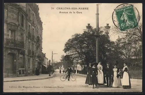 AK Chalons-sur-Marne, Avenue de la Gare avec des passants et cycliste