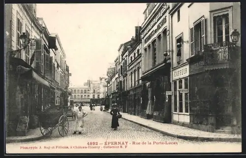 AK Épernay, Rue de la Porte-Lucas animée avec passants et boutiques