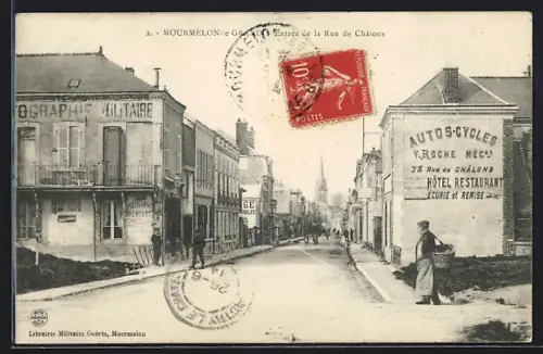 AK Mourmelon-le-Grand, Entrée de la Rue de Châlons avec bâtiments et publicité pour autos-cycles