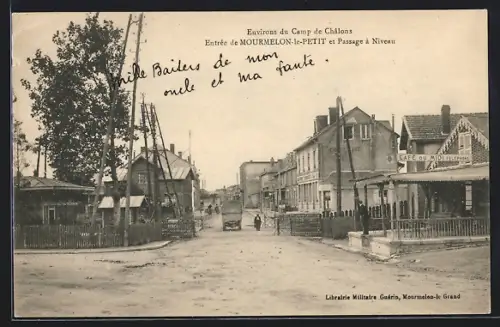 AK Mourmelon-le-Petit, Entrée de la ville et passage à niveau