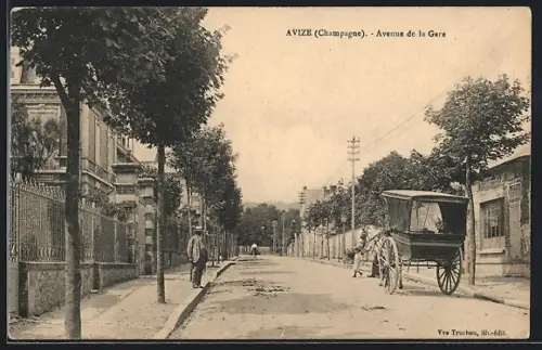 AK Avize /Champagne, Avenue de la Gare avec calèche et passants