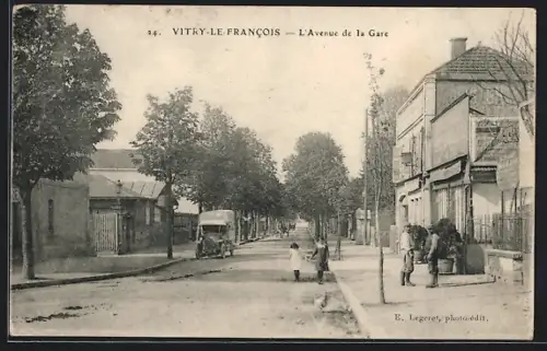 AK Vitry-le-Francois, L`Avenue de la Gare avec passants et voitures