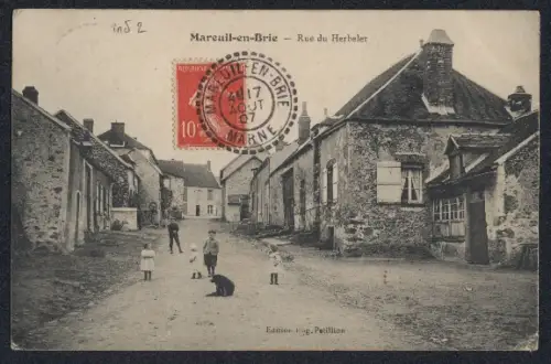 AK Mareuil-en-Brie, Rue du Herbelet avec enfants jouant et chien au premier plan