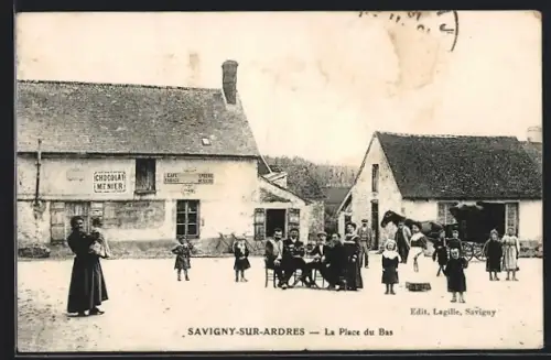 AK Savigny-sur-Ardres, La Place du Bas avec habitants et bâtiment Chocolat Menier