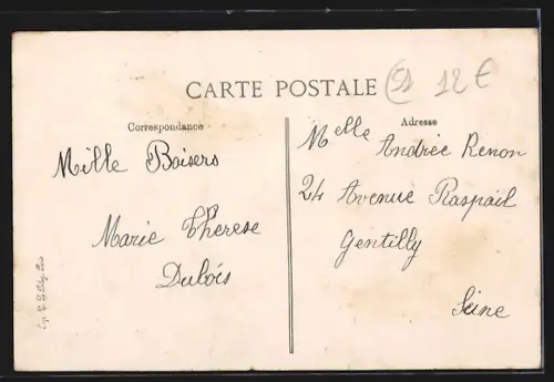 AK Savigny-sur-Ardres, La Place du Bas avec habitants et bâtiment Chocolat Menier