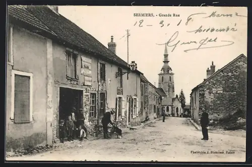 AK Sermiers, Grande Rue avec habitants devant les maisons et église en arrière-plan
