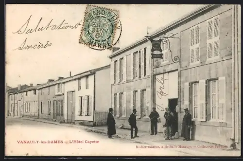 AK Vanault-les-Dames, L`Hôtel Cayette avec des habitants devant l`entrée