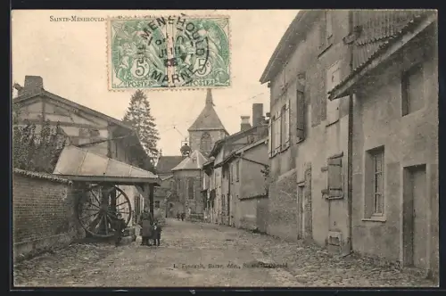 AK Sainte-Menehould, Rue pittoresque avec vue sur l`église et activité quotidienne