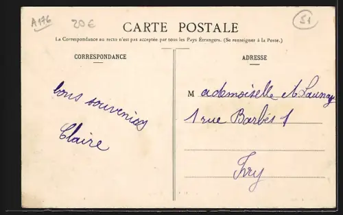 AK Machault, Mairie et rue principale avec un bus devant l`école