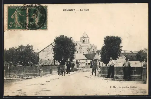 AK Crugny, Le Pont avec vue sur l`église et les villageois