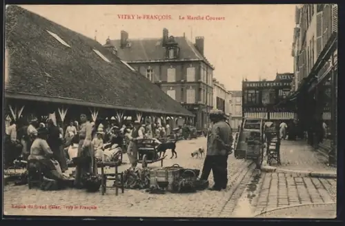 AK Vitry-le-Francois, Le Marché Couvert animé avec des étals et des passants auf marché