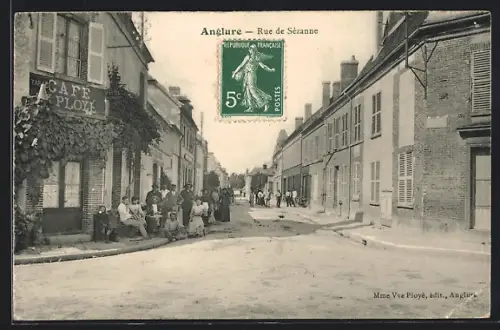 AK Anglure, Rue de Sézanne avec le Café Ploye et des habitants sur le trottoir