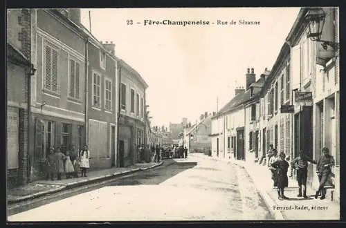 AK Fère-Champenoise, Rue de Sézanne animée avec des habitants et des bâtiments d`époque