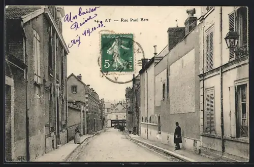 AK Ay, Rue Paul Bert avec passants et bâtiments historiques