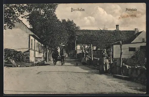 AK Aarsdale /Bornholm, Partie im Ort mit Pferdekutsche