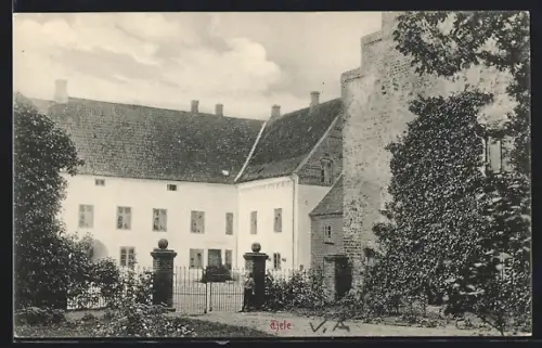 AK Tjele, Kind am Zaun eines Gebäudes