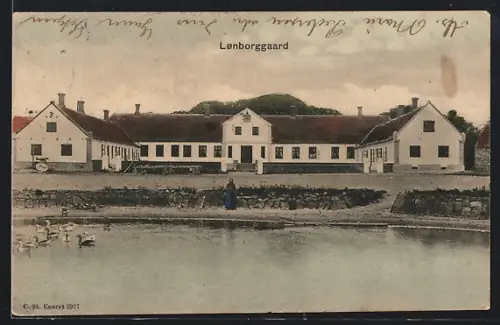 AK Lonborggaard, Wasserpartie mit Blick auf ein Anwesen