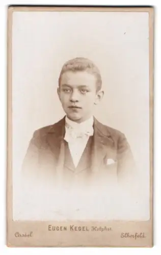 Fotografie Eugen Kegel, Cassel, Gr. Rosenstrasse 5, Junge im Anzug mit Fliege