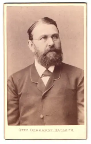 Fotografie Otto Gebhardt, Halle a. S., Gr. Ullrich Str. 11, Porträt eines Herrn mit Bart