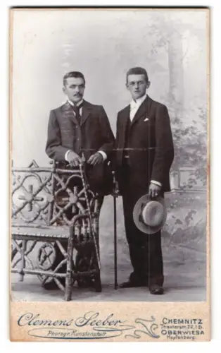 Fotografie Clemens Seeber, Chemnitz, Theaterstr. 22, Zwei elegante Herren an einer Bank