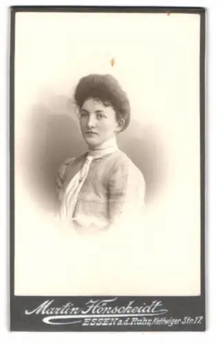 Fotografie Martin Hönscheidt, Essen, Kettwiger Str. 17, Porträt einer Frau in eleganter Kleidung