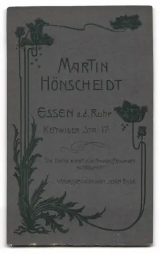 Fotografie Martin Hönscheidt, Essen, Kettwiger Str. 17, Porträt einer Frau in eleganter Kleidung