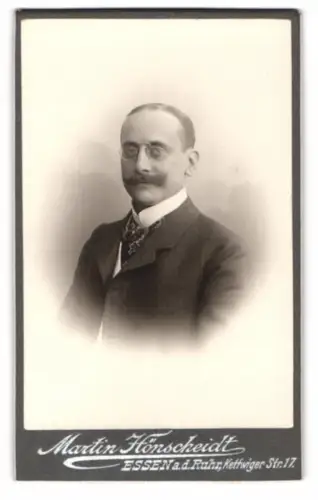 Fotografie Martin Hönscheidt, Essen a.d. Ruhr, Kettwiger Str. 17, Porträt eines Herren mit Brille