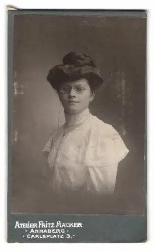 Fotografie Fritz Hacker, Annaberg, Carlsplatz 3, Porträt einer Dame mit Brille