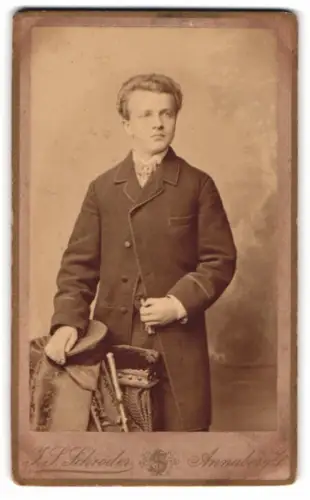 Fotografie J. S. Schröder, Annaberg, Carlsplatz 756, Porträt eines eleganten jungen Mannes