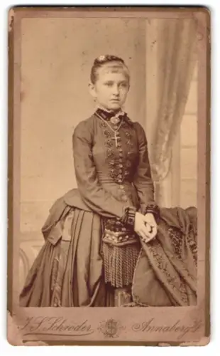Fotografie J. S. Schröder, Annaberg, Carlsplatz 756, Mädchen im eleganten Kleid